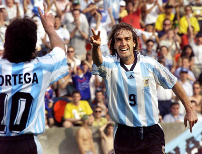 Argentina forward Gabriel Batistuta (R) flashes th